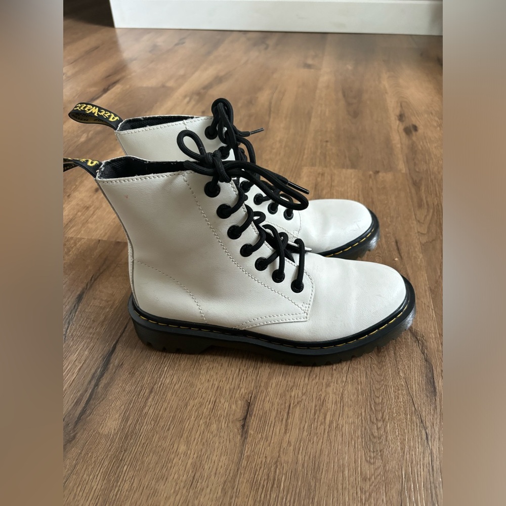 Dr Martens Women’s Luana White Leather Boots Size 7